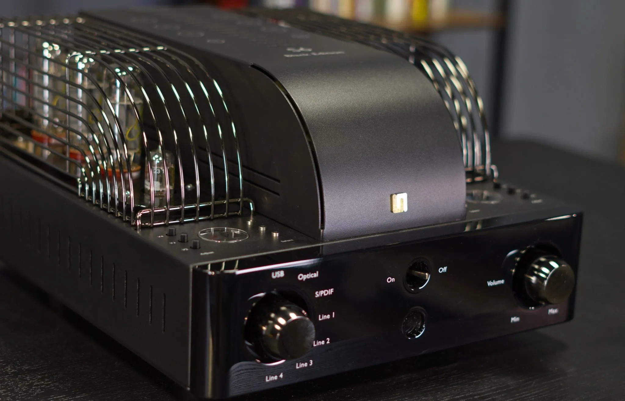 Unison S6 Black Edition – amplificatore integrato valvolare Dual Mono, pannello frontale in legno laccato lucido, finiture Black Gun