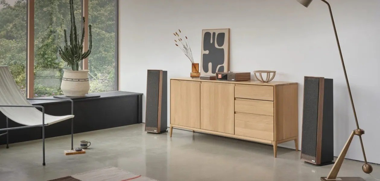 Ruark Talisman-R – diffusore da pavimento a due vie, finitura Charcoal Walnut, vista frontale