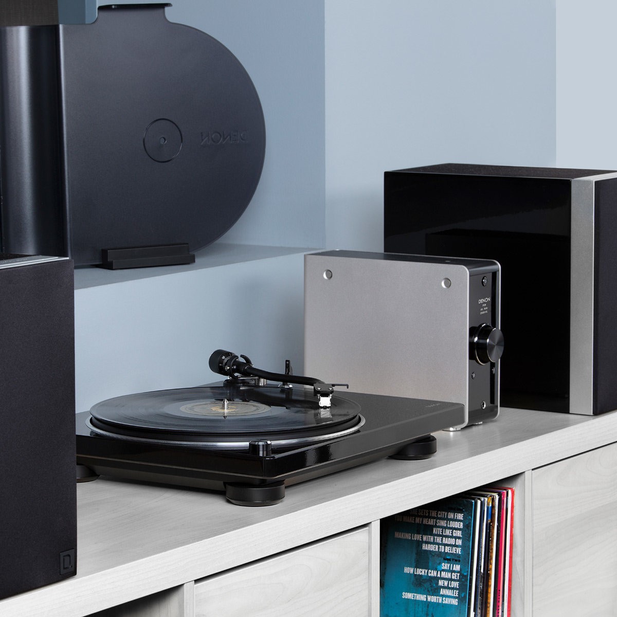 Denon DP-400 – dettaglio braccio curvo a S e testina MM inclusa